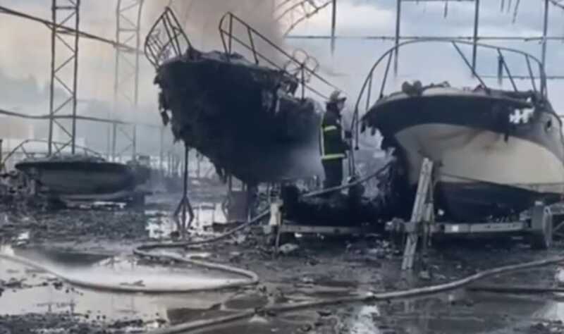 В Подмосковье в яхт-клубе сгорели более десятка яхт и катеров