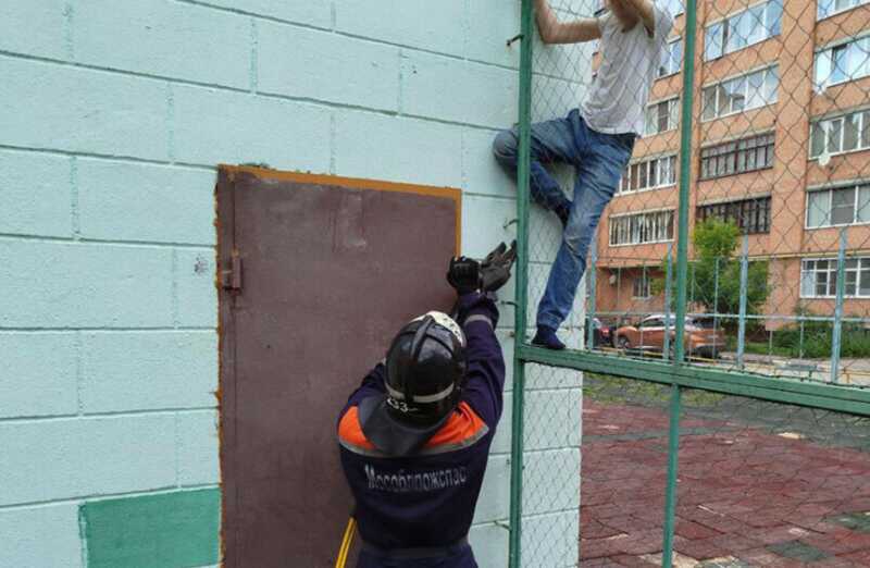 В Подмосковье подросток застрял в заборе на двухметровой высоте