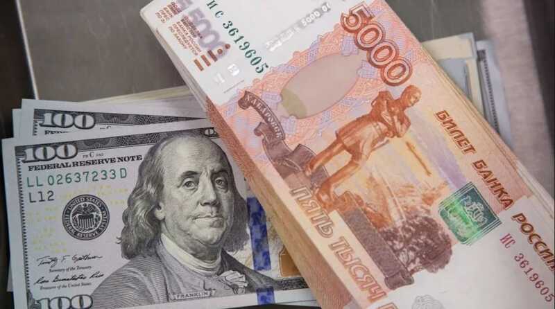 Мосбиржа конвертирует в рубли доллары и евро после ужесточения санкций