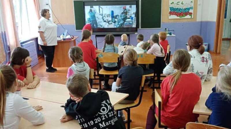 В российских пришкольных лагерях детям показали пропагандистский фильм, оправдывающий войну