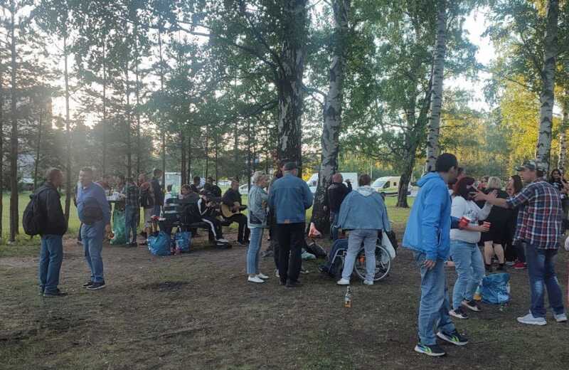 В Петербурге коммунальщики разгоняли фанатов Виктора Цоя заменой грунта у его могилы