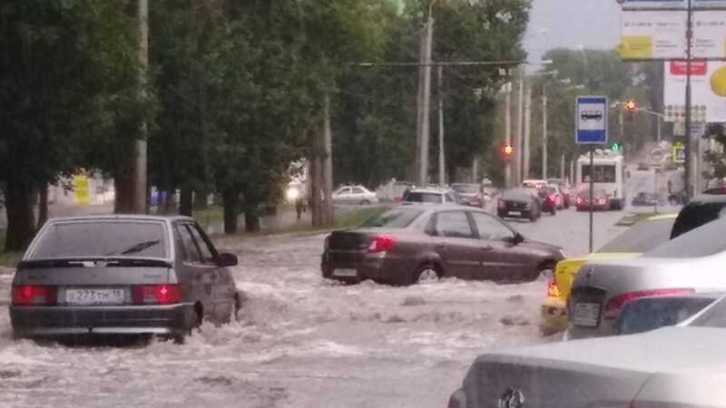 Аэропорт Уфы частично затопило после сильного ливня