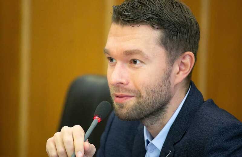 Депутат Екатеринбургской гордумы Алексей Вихарев использует связи для освобождения водителя-беглеца