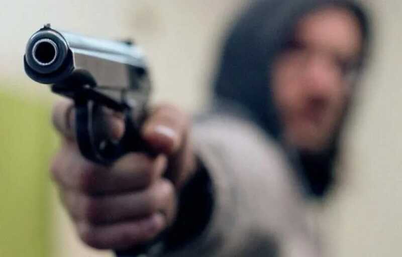 В Ростове мужчина с оружием открыл стрельбу на парковке и внутри ТЦ
