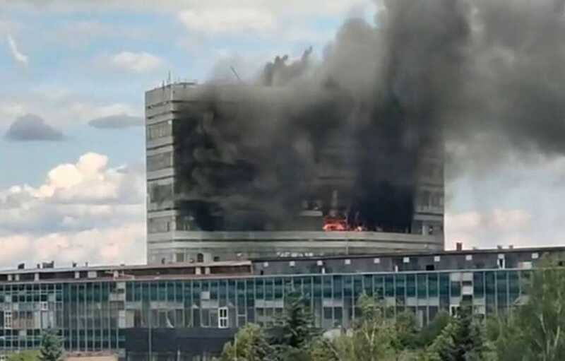 Пожар в НИИ "Платан" усугубился взрывом: огонь охватил 4 тысячи квадратных метров