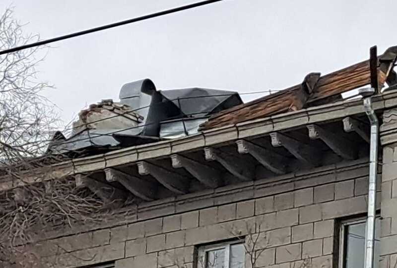 В Уфе крыша здания упала на автомобили и чуть не убила женщину