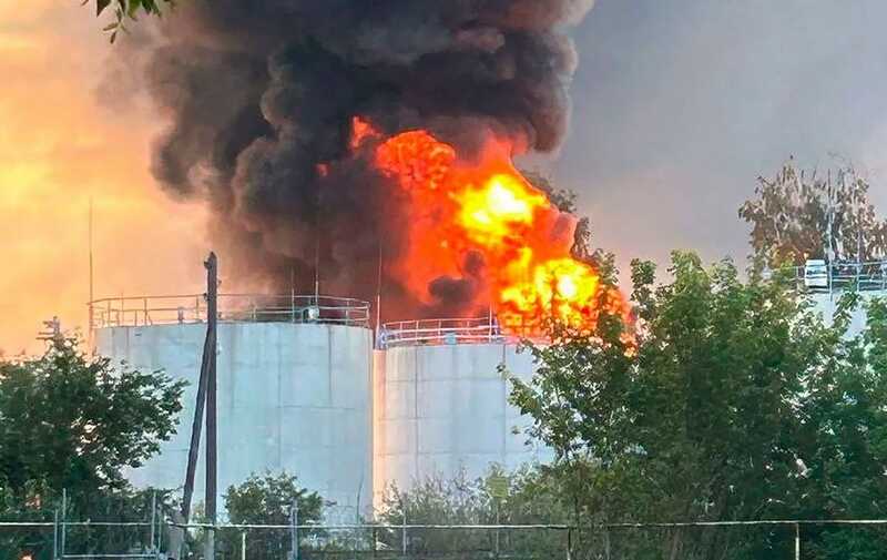 Появились кадры пожара на нефтебазе в Тамбовской области