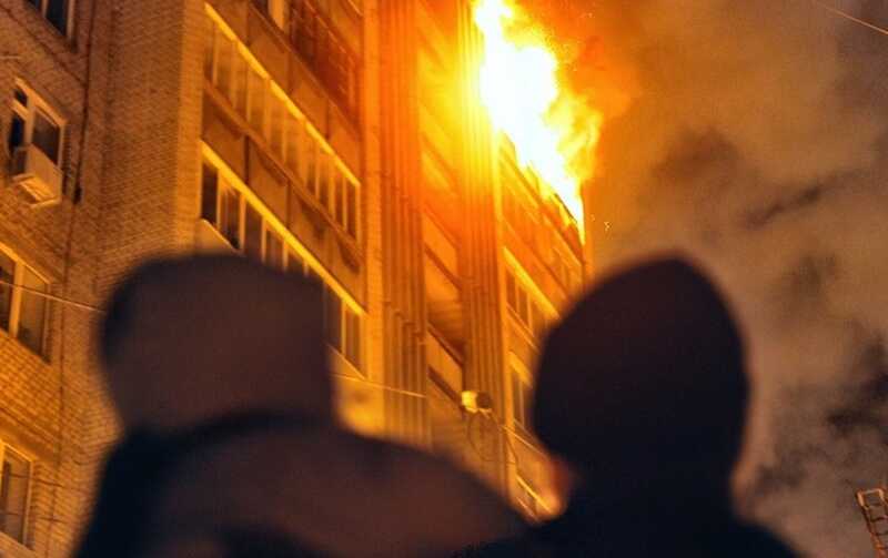 В жилом доме в Москве начался пожар