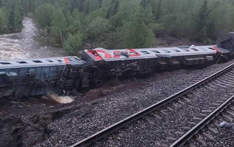 В Коми прошло прощание с пассажирами поезда, сошедшего с рельсов