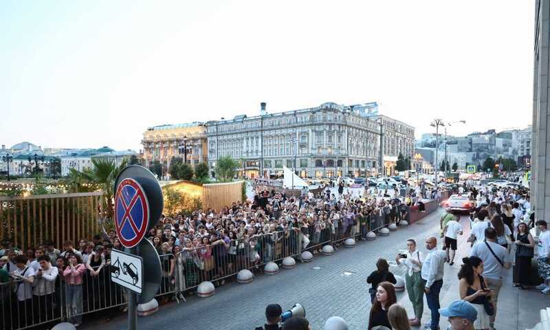 Фанаты и журналисты штурмуют московский отель из-за приезда Канье Уэста