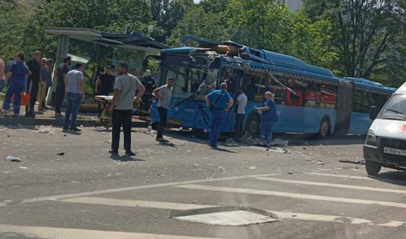 В Москве на крыше автобуса произошел взрыв баллона