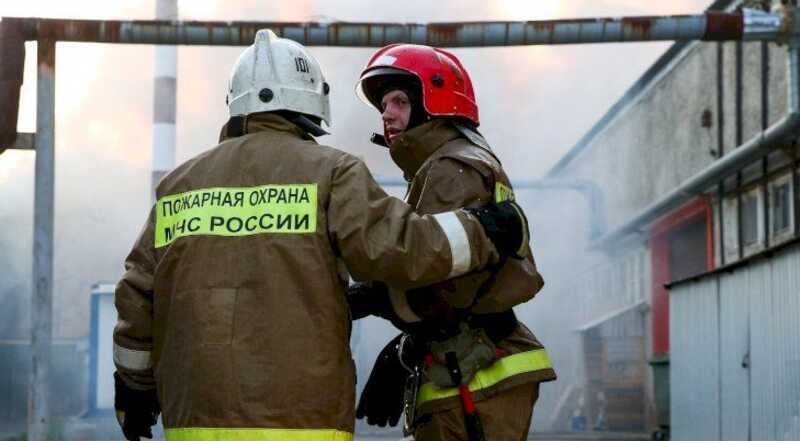 В Свердловской области сгорел склад с химикатами