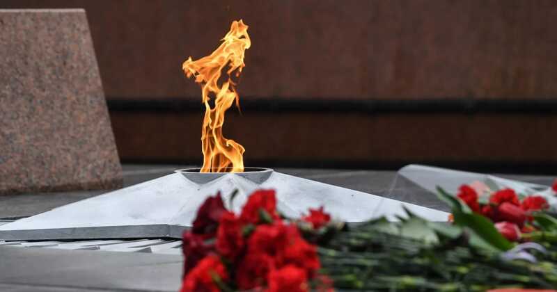 В Краснодарском крае мужчины устроили драку с подростками у Вечного огня