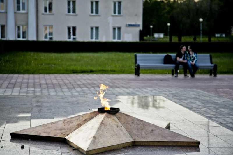 В подмосковной Рузе девушка пожарила еду на Вечном огне