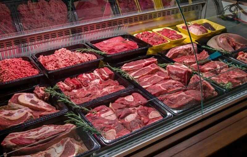 Запрещённый в РФ «мясной клей» производители добавляют в сосиски, колбасы и творог