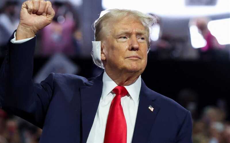 Дональд Трамп впервые появился на публике после покушения