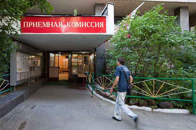 В Москве абитуриент пришел подавать документы с автоматом