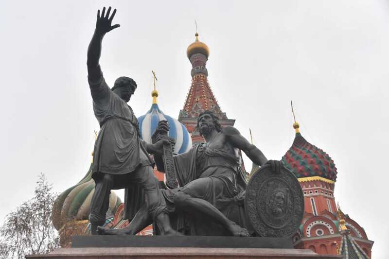Пенсионерку задержали за надпись ГУР на памятнике Минину и Пожарскому в Москве