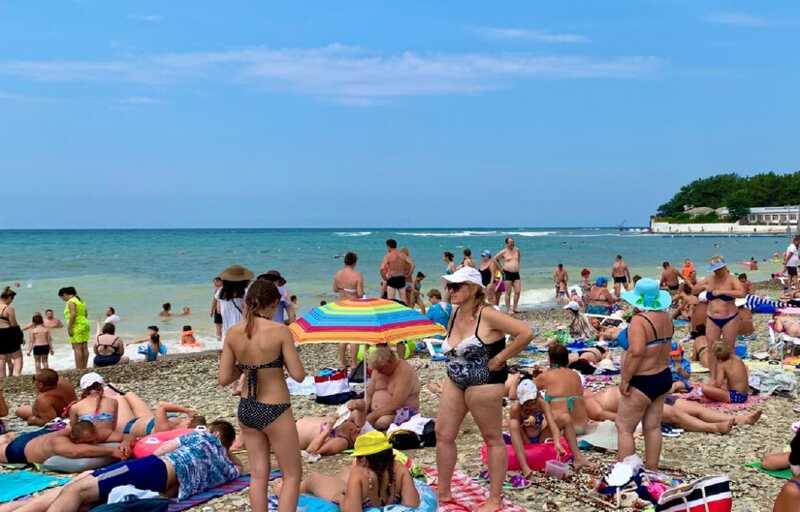 В Феодосии женщина привела на пляж ребенка с завязанными за спиной руками