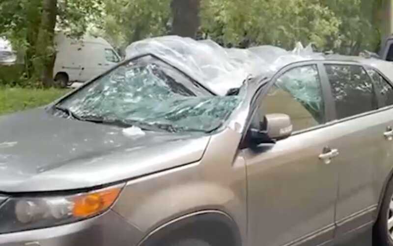 В Москве мужчина выпал из окна жилого дома, проломил крышу автомобиля и выжил