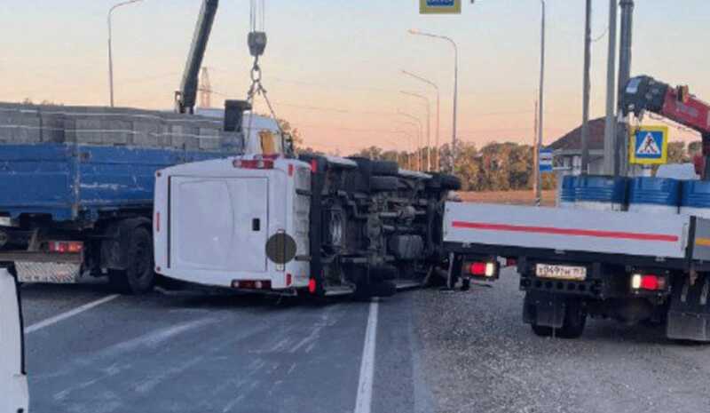 Под Анапой перевернулся автобус с 19 пассажирами