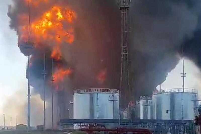 Священники провели молебен у горящей нефтебазы в Пролетарске