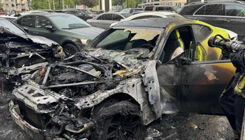 Подростки подожгли машину рядом с домом в Москве