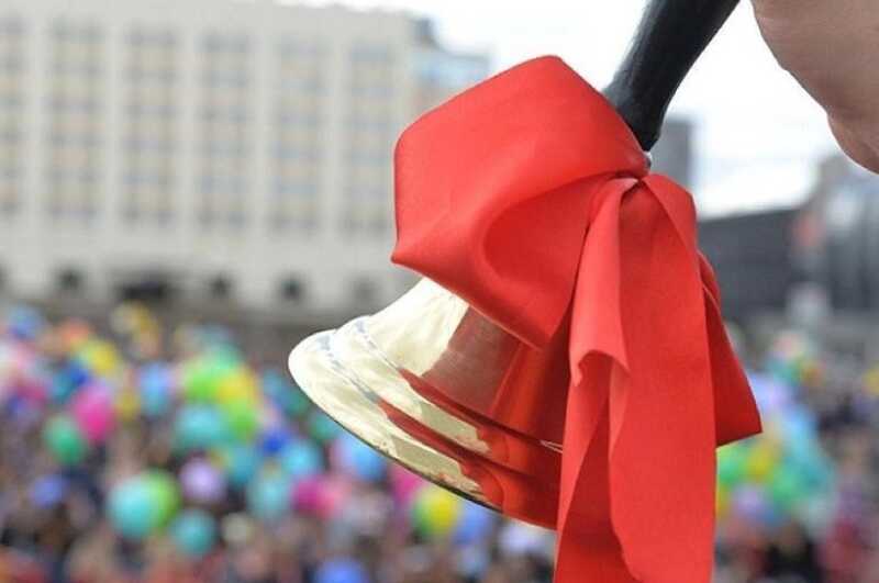 Московские школы проводят линейки внутри зданий ради безопасности