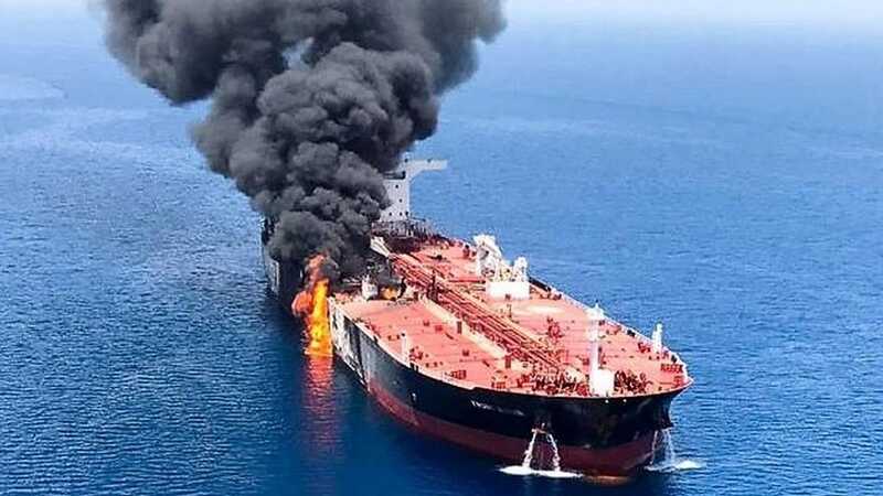 В Красном море стартовала буксировка горящего нефтяного танкера Sounion