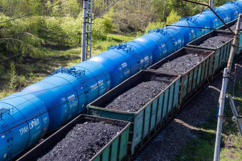 В Индии с рельсов сошли 25 вагонов с углем