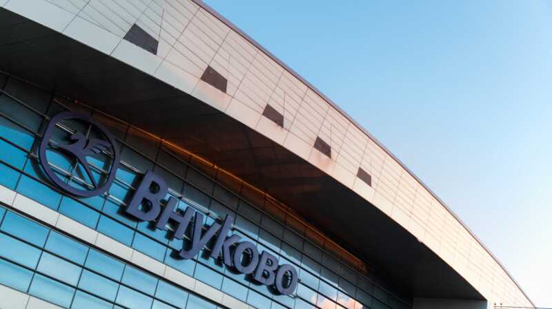 На территории аэропорта Внуково в Москве загорелся склад