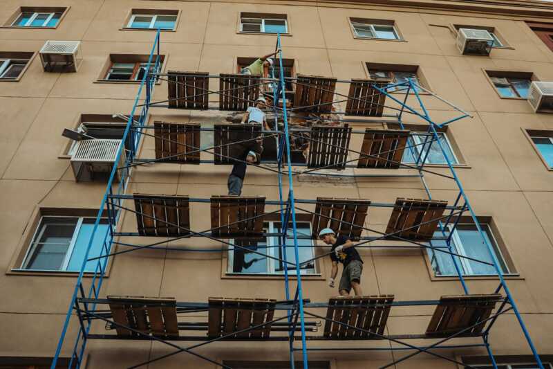 В Курске восстанавливают дом после удара беспилотника