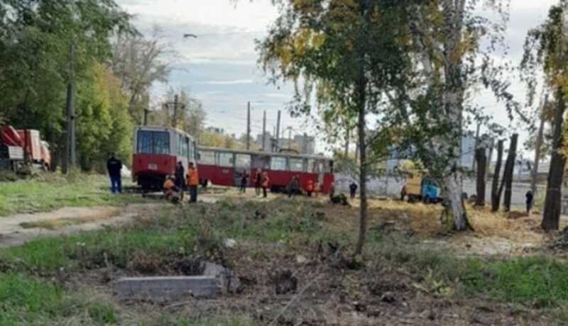 Трамвай в Омске "срезал путь" и застрял во дворах, перегородив пути