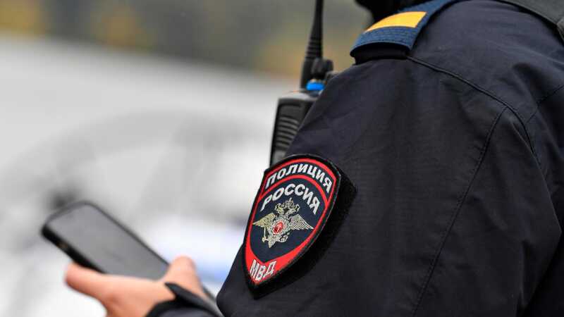 В Ленинградской области полиция случайно обнаружила нарколабораторию, спасая застрявшего владельца гаража