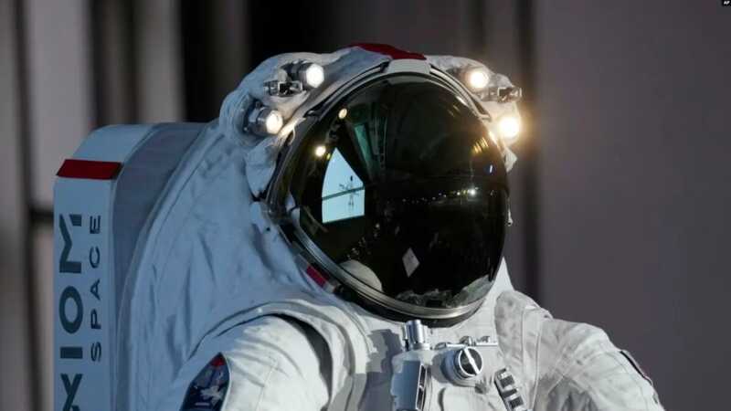 Prada  Axiom Space      Artemis III  