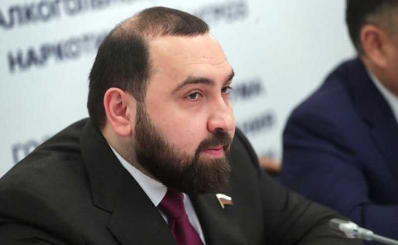 Депутат Хамзаев угрожает ведущему «60 минут» Евгению Попову