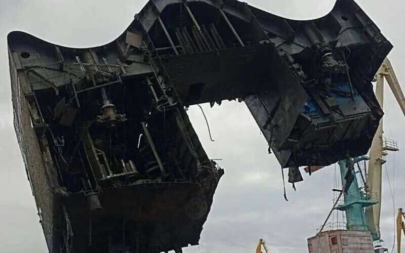 В Феодосии начался подъем обломков БДК "Новочеркасск"