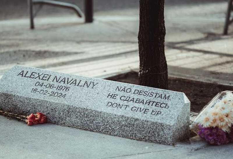 Навальному установили мемориал напротив посольства России в Португалии