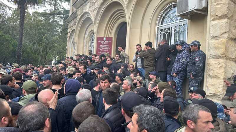 Оппозиция Абхазии требует повторного созыва парламента из-за соглашения с РФ