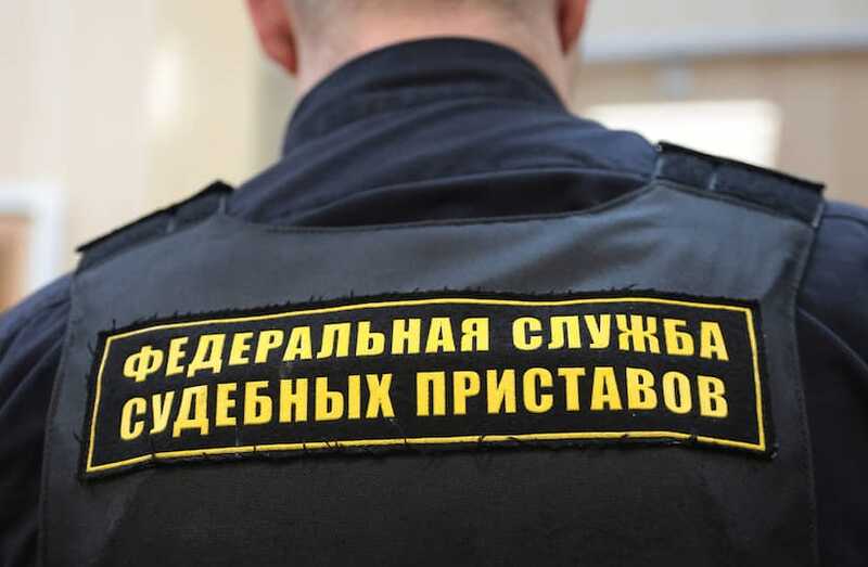 В Екатеринбурге должница спряталась от приставов в диване