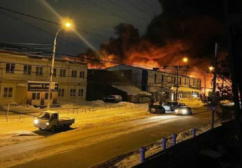 В Новосибирске произошел крупный пожар на складе