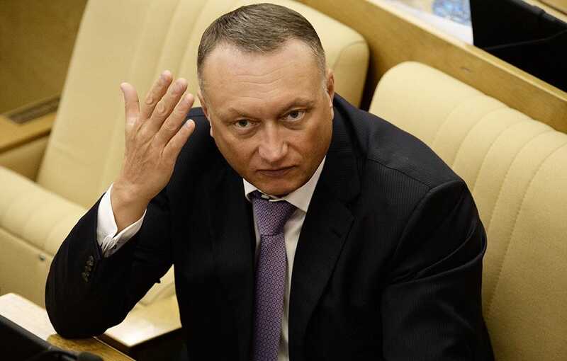 Сенатор Савельев переоформил активы на сына, пока сам находится под следствием