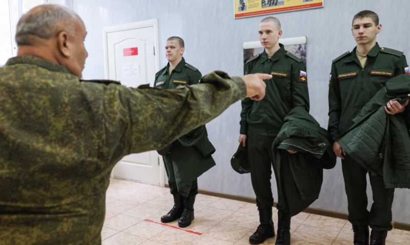 В Чебаркуле солдатов-срочников вынудили подписать контракты и направили в зону "СВО"