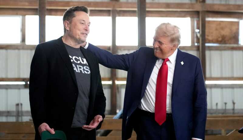 Маск отметил новогоднюю ночь в резиденции Трампа