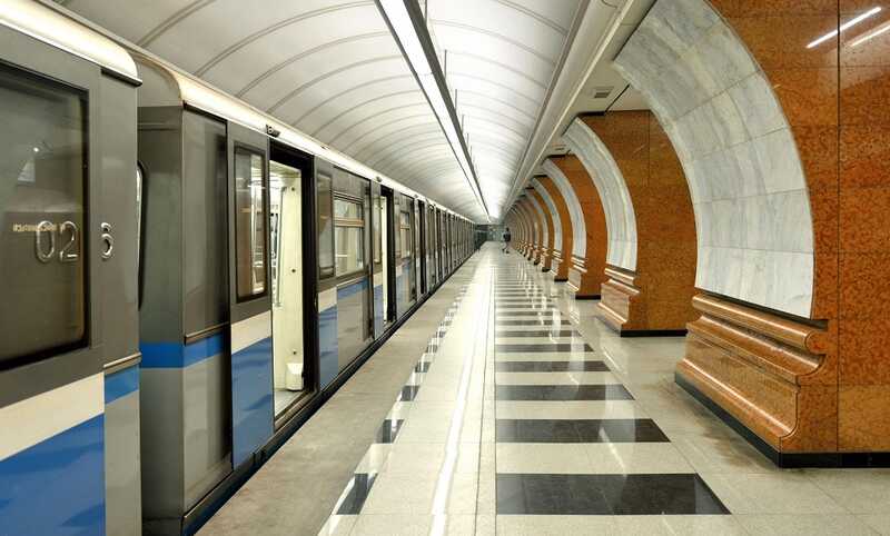 В московском метро потолок обрушился на пассажиров