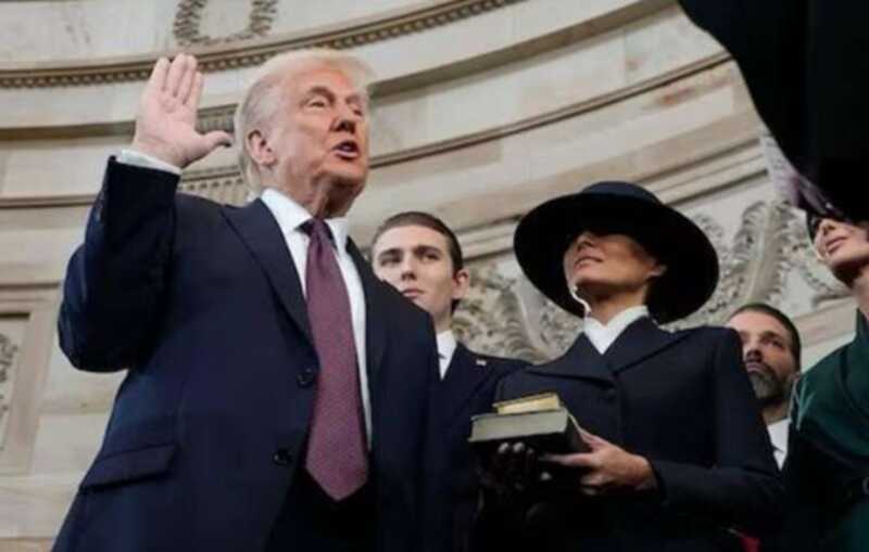 Во время церемонии принесения присяги Трамп не положил левую руку на Библию