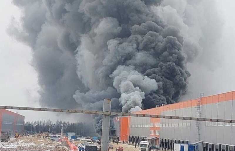 В Клину Подмосковья крупный пожар: столб дыма виден на километры