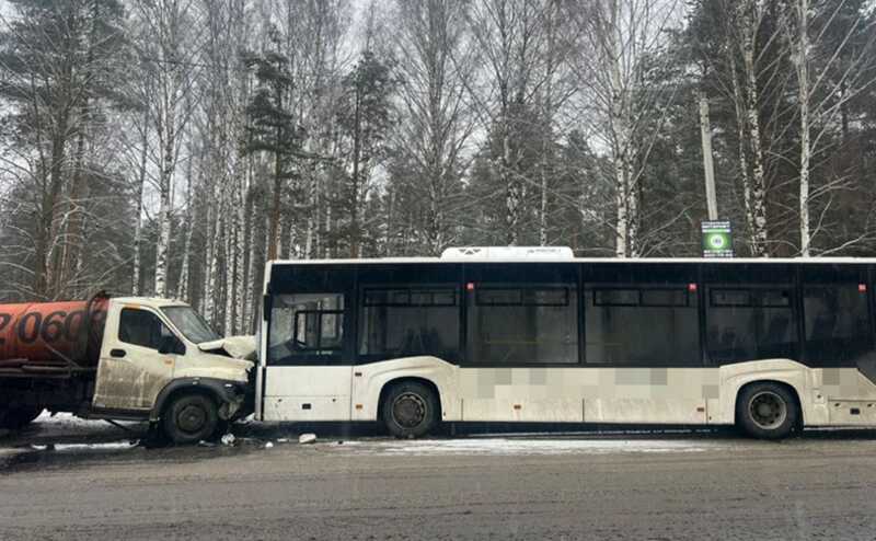 В Ленинградской области произошла лобовая авария грузовика и автобуса, есть пострадавшие