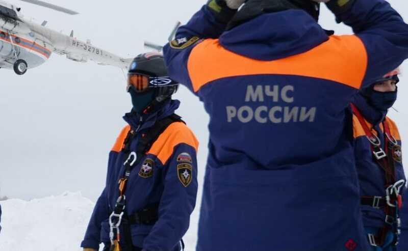 Челябинские спасатели вытащили шестилетнего мальчика из горшка