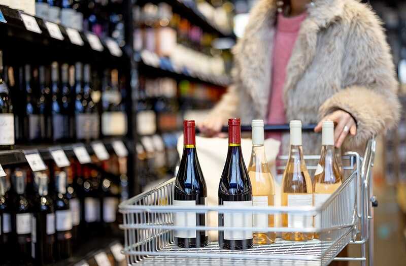 В Подмосковье введен запрет на продажу алкоголя во дворах многоквартирных домов